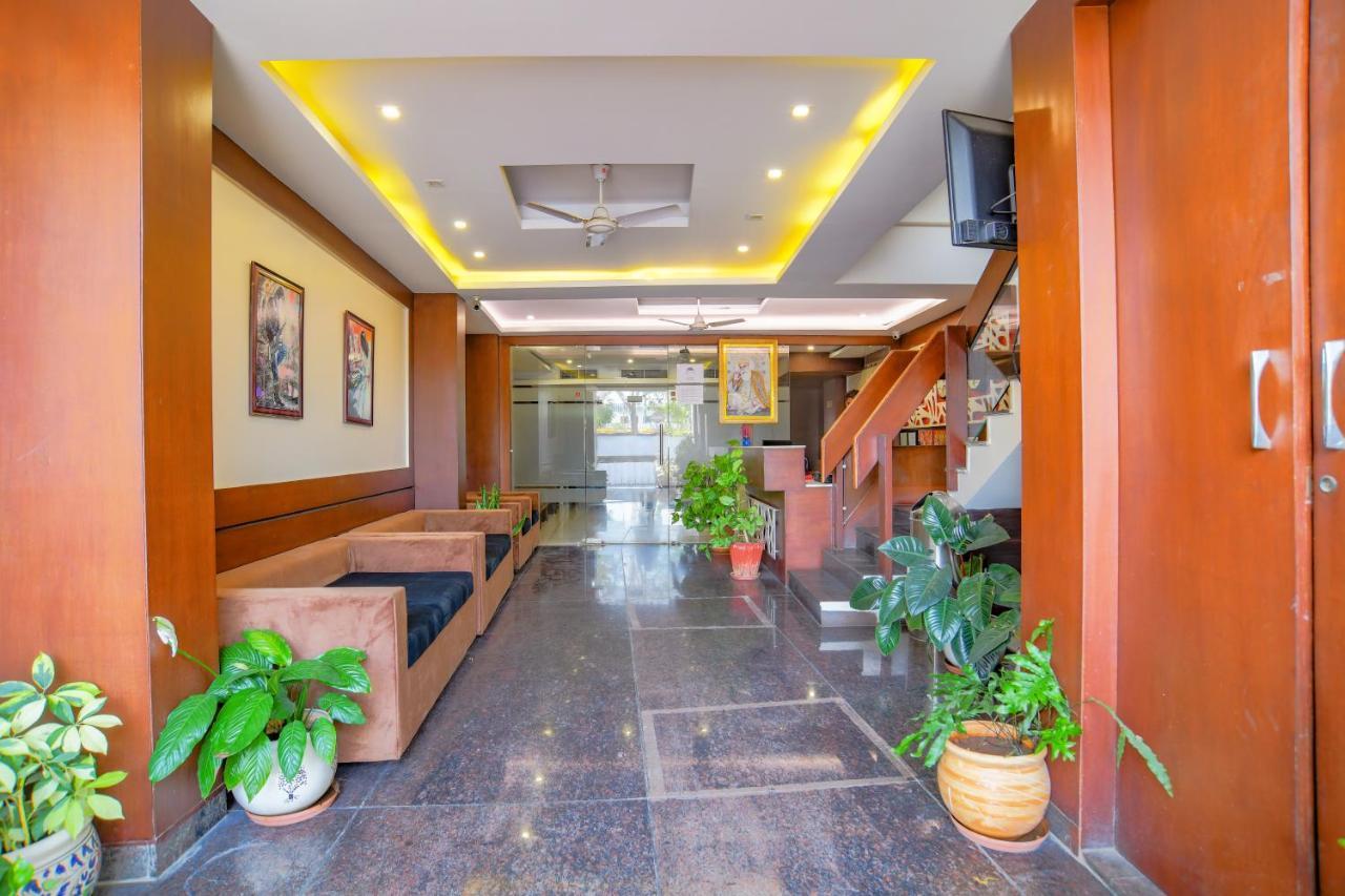 Oyo 8882皮舒利公寓酒店 印多尔 外观 照片